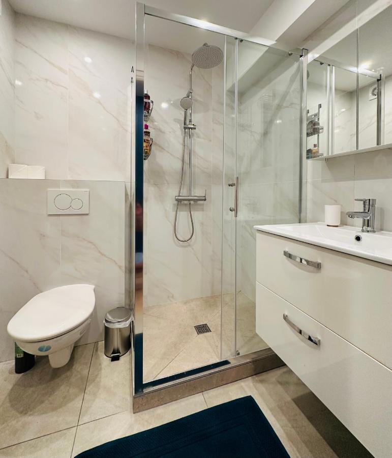The Nice - 3 Rooms, 3Air Cond, 3Tv, 3Fans, 2 Wc, Wifi Everywhere 5Min Aeroport, Train, Beach, 1Min Tram, 15 Min Centre, Port, Parking Possible Екстер'єр фото