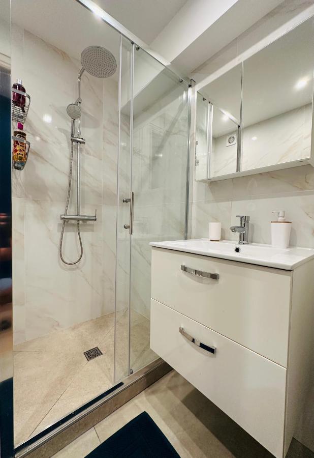 The Nice - 3 Rooms, 3Air Cond, 3Tv, 3Fans, 2 Wc, Wifi Everywhere 5Min Aeroport, Train, Beach, 1Min Tram, 15 Min Centre, Port, Parking Possible Екстер'єр фото